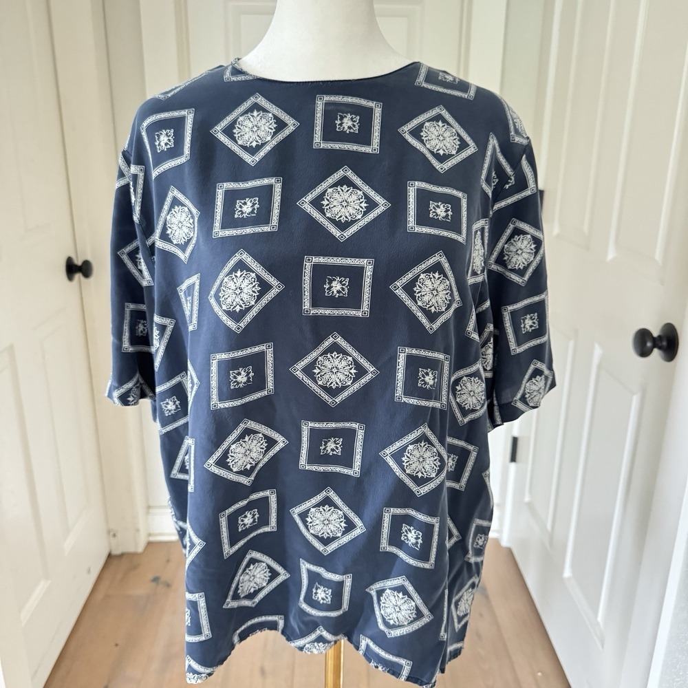 Vtg 90s Christie & Jill 100% Silk Blue Art Medallion Short Sleeve Blouse Boxy XL - Picture 7 of 10